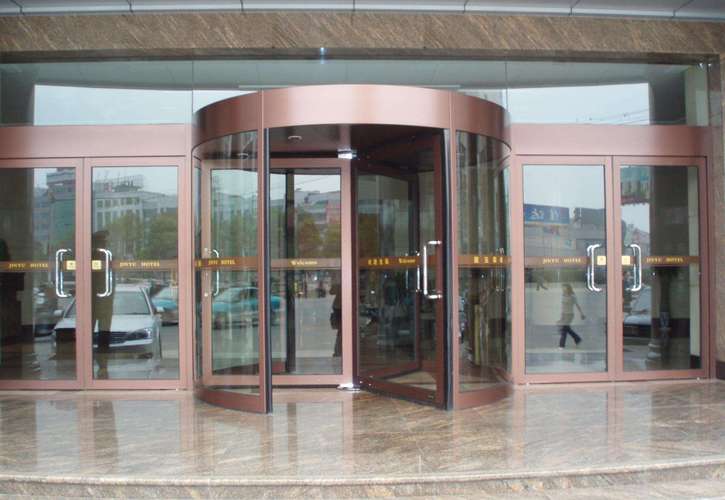 三翼自動旋轉(zhuǎn)門 現(xiàn)代建筑入口的藝術(shù)與科技