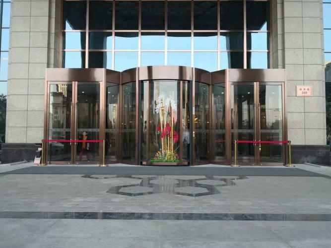 酒店旋轉(zhuǎn)門安裝與工業(yè)門選型指南 弧形玻璃自動門與兩翼旋轉(zhuǎn)門的應(yīng)用
